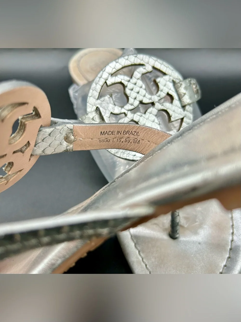 TORY BURCH Miller Thong Sandals - Silver Metallic Snakeskin - Texture. Size 8